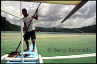 Barquero. Bangka en Snake Island. Archipiélago Bacuit. Palawan.